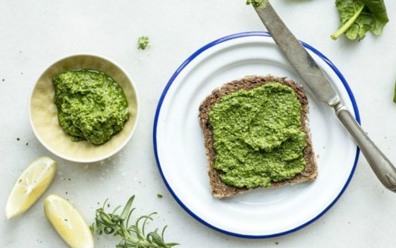 Nước sốt Pesto có thể vừa dùng chấm bánh mì ăn vặt, trộn pasta mà vừa trộn với salad
