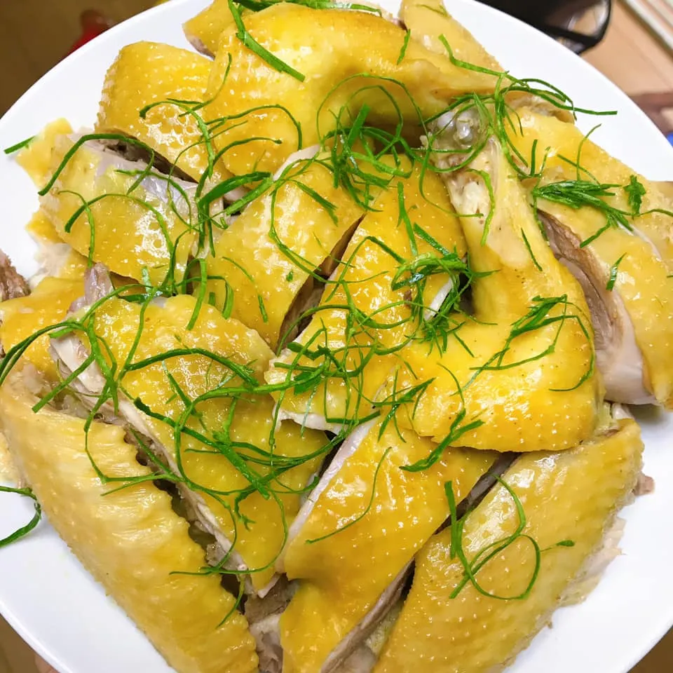Thành phẩm gà Tàu Vàng thịt ngon với lớp da vàng giòn đặc trưng