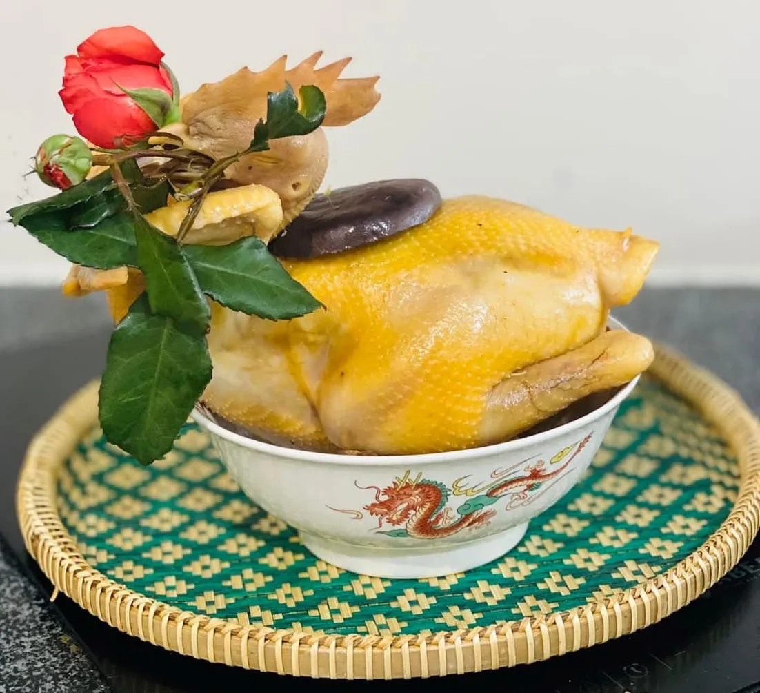 Món gà luộc truyền thống nâng tầm hương vị nhờ sự kết hợp với rau răm đất tự trồng