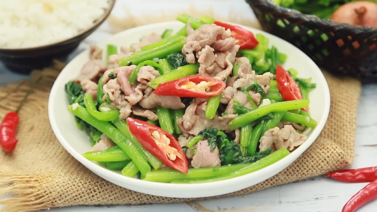 Món rau bí xào thịt đạt chuẩn phải có màu xanh mướt vị ngọt tự nhiên và thịt mềm mọng nước
