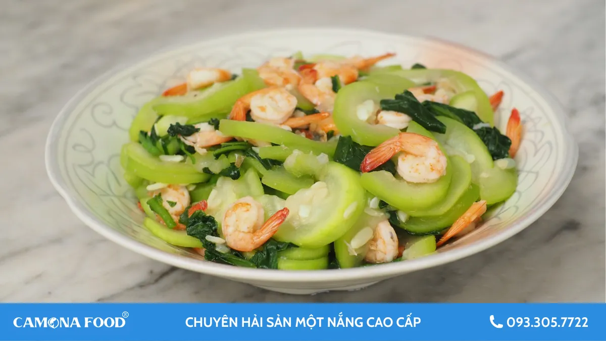 bau-xao-tom Món bầu bốn mùa xào hải sản đậm đà giữ được độ giòn ngọt tự nhiên