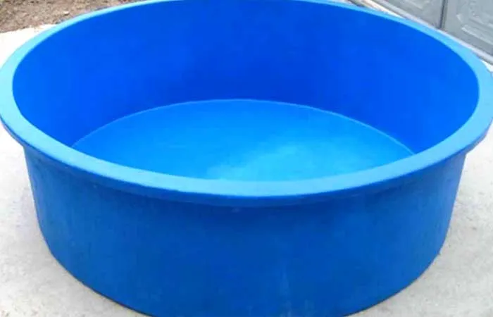 Ao composite với thiết kế hình tròn giúp dòng chảy tuần hoàn và dễ dàng gom chất thải vào tâm