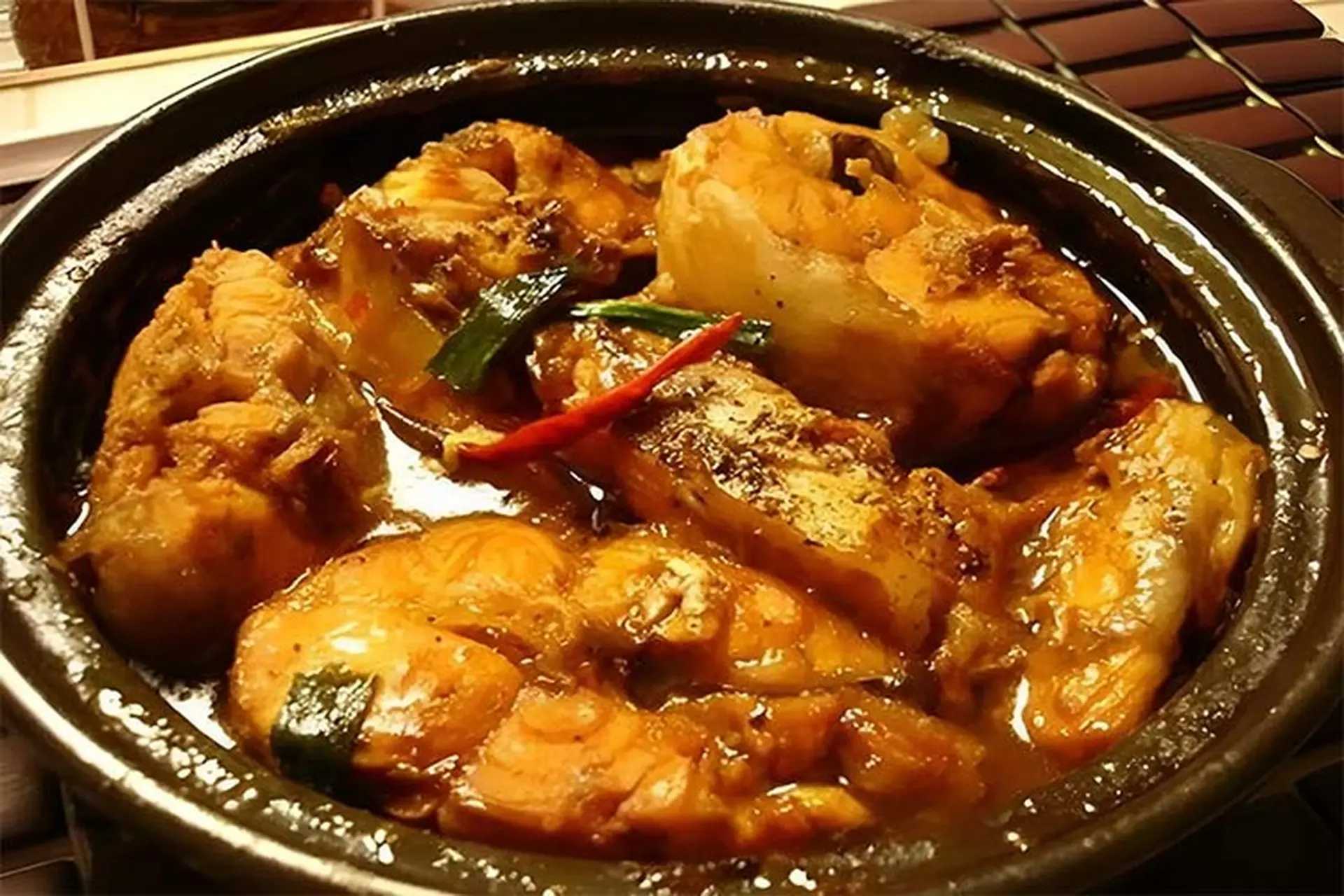 Cá mè trắng kho riềng sả là món ăn đậm đà hương vị truyền thống