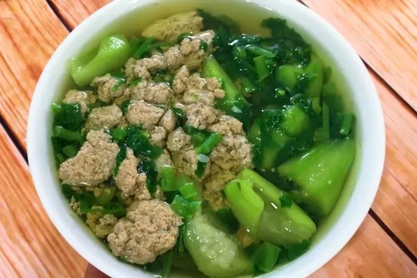 canh-cua-nau-rau-mong-toi Bát canh riêu cua rau mồng tơi truyền thống với mảng riêu chắc chắn và màu sắc bắt mắt