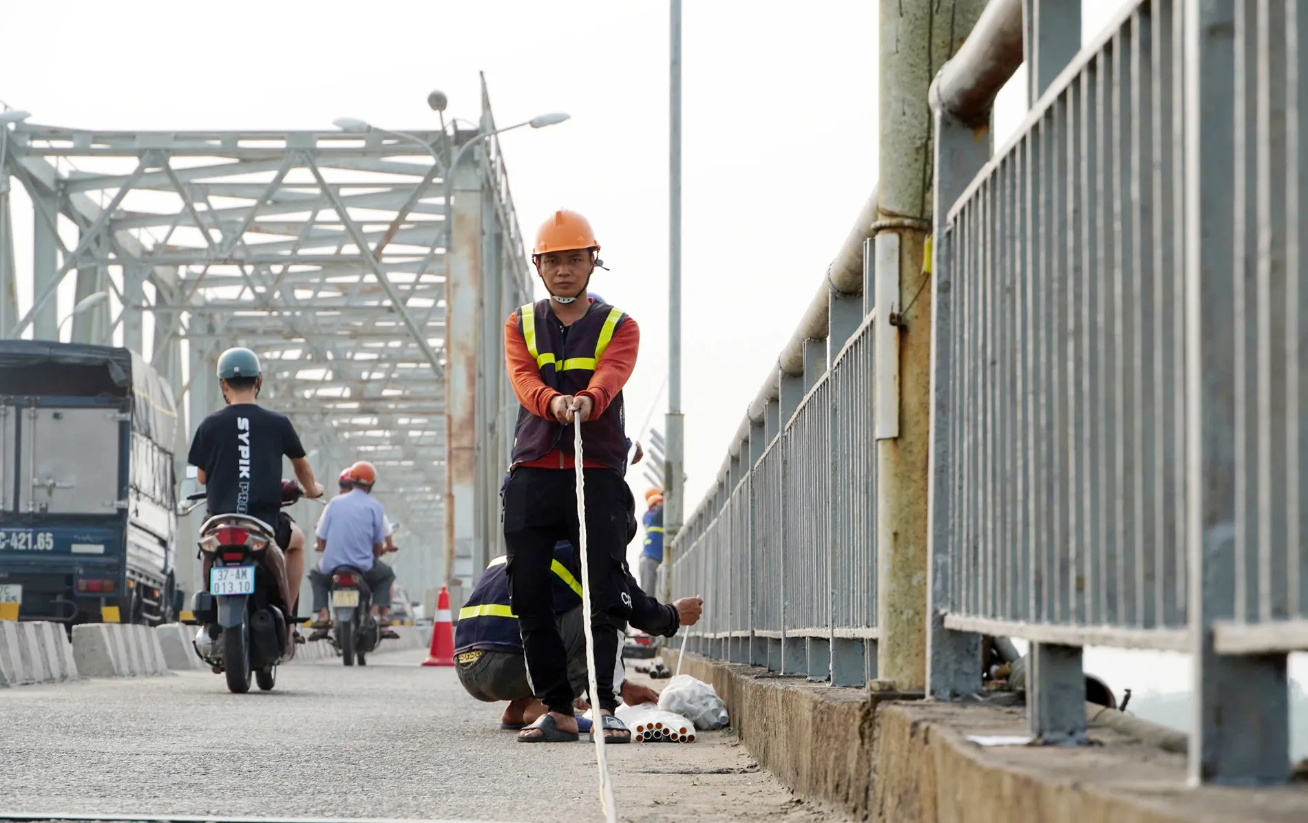 Kỹ thuật kéo căng và cố định lưới che nắng đúng tiêu chuẩn kỹ thuật