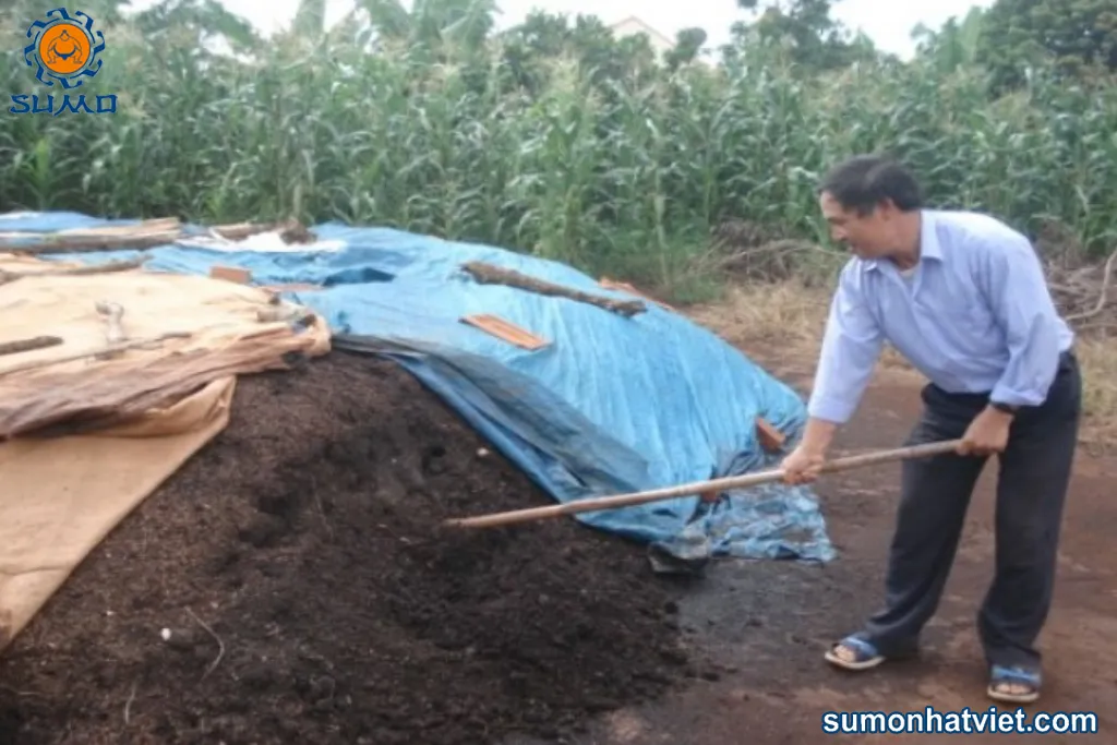 Đảo trộn định kỳ giúp cung cấp oxy và đẩy nhanh quá trình phân hủy lá cây
