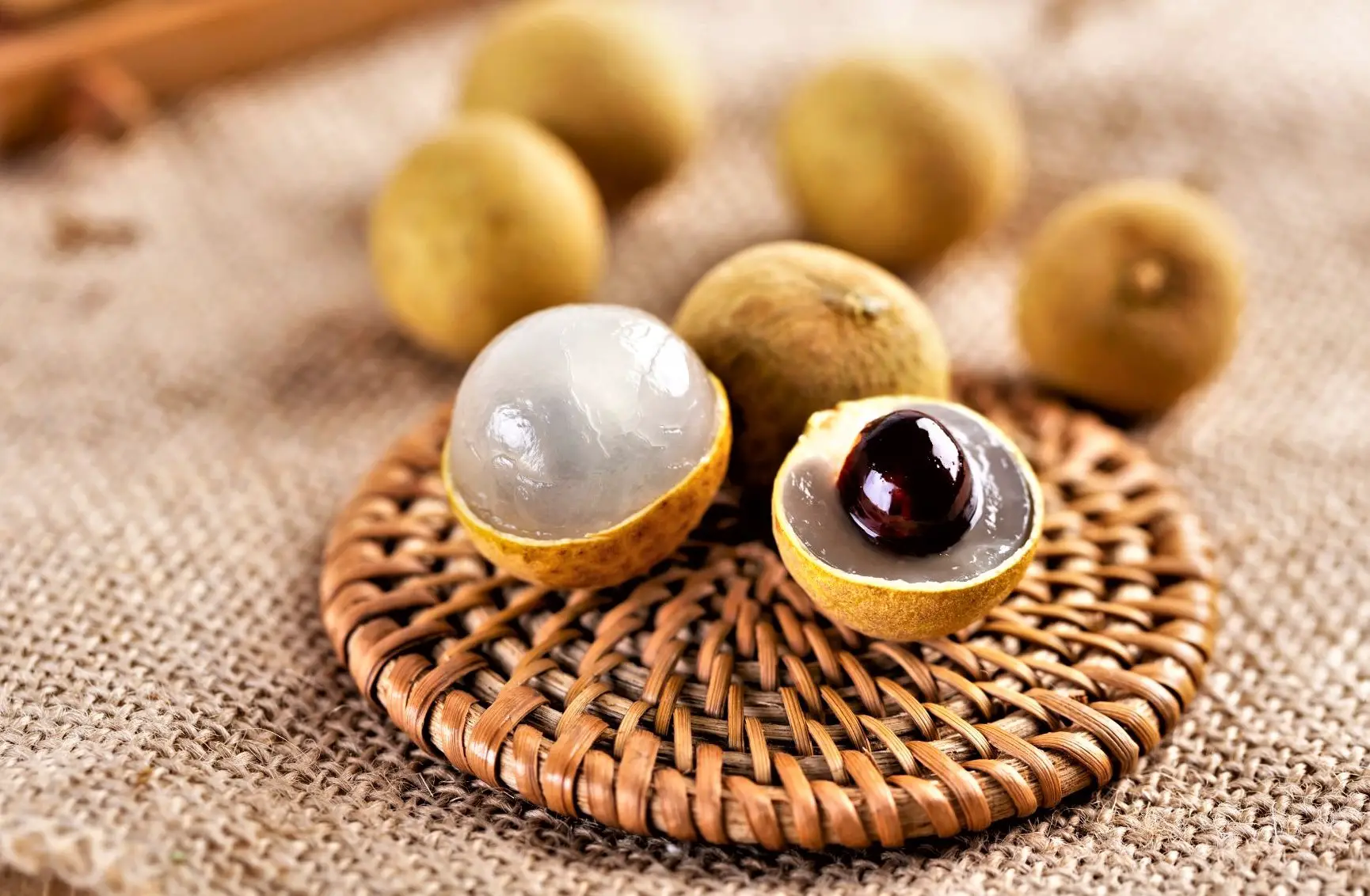 how-to-eat-longan-the-ultimate-guide-2 Chất lượng quả Nhãn Su Hương ngọt lịm với phần cùi dày đặc trưng