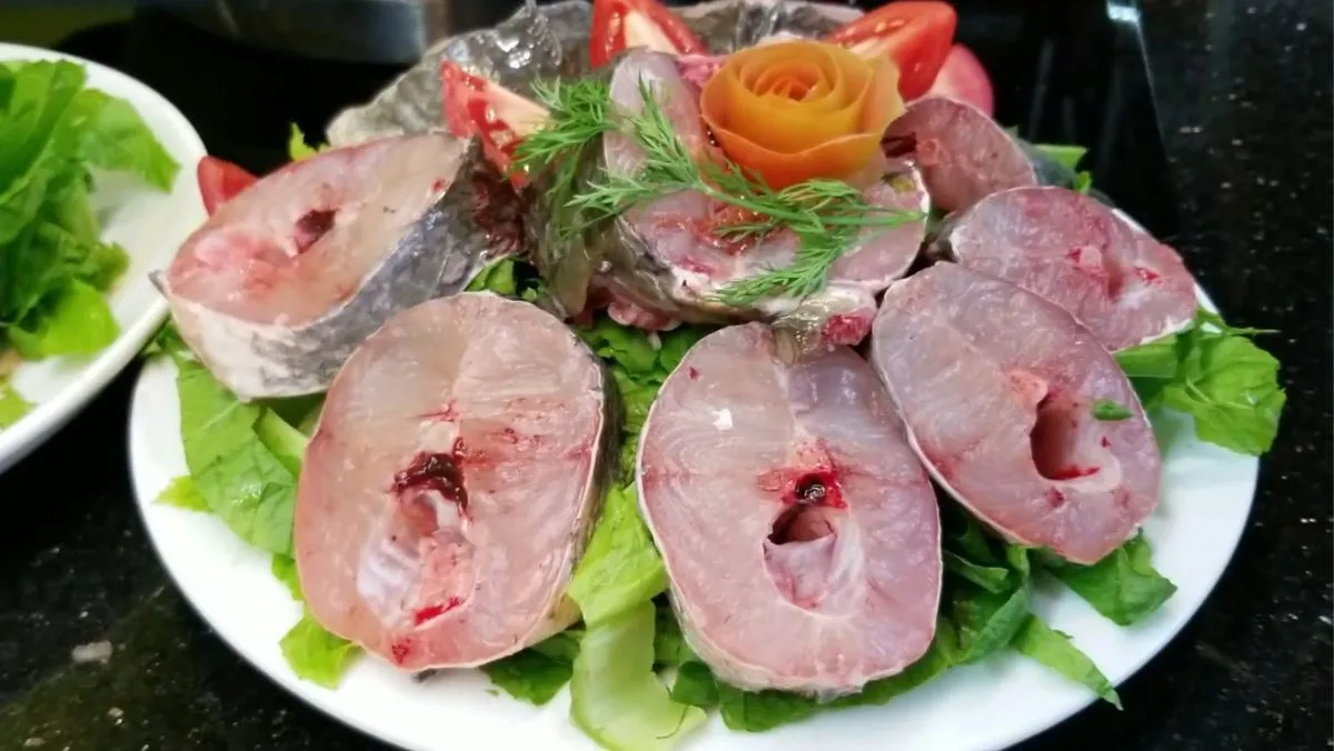 Sơ chế kỹ lưỡng cá lóc và rau cải cúc là bí quyết để món canh thơm ngon không bị tanh