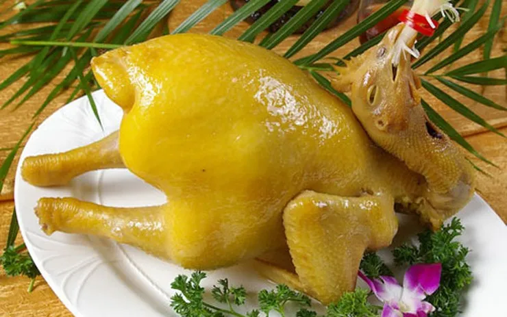 Chất lượng thịt gà lội nước nổi tiếng với độ béo ngậy và màu da vàng tự nhiên