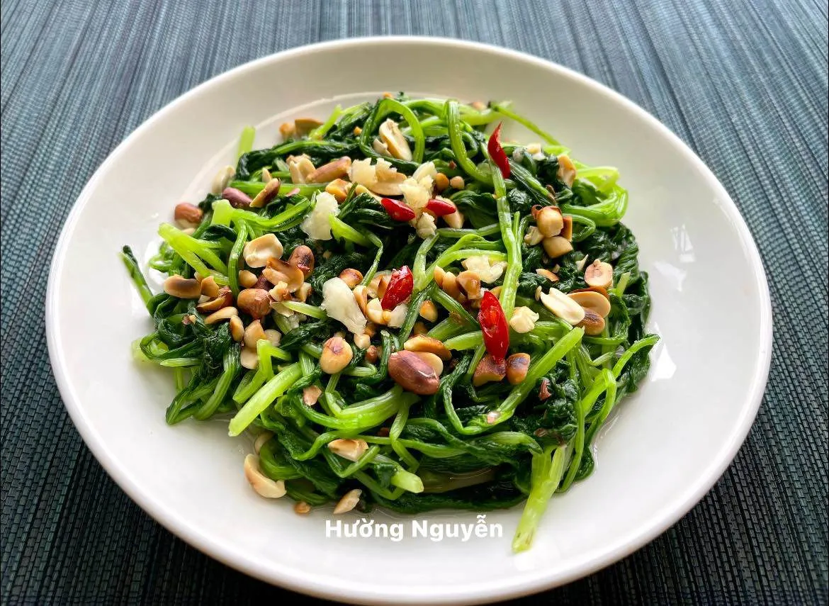 Kỹ thuật áp chảo nhanh dưới lửa lớn giúp rau cải mơ giữ trọn màu xanh và độ giòn