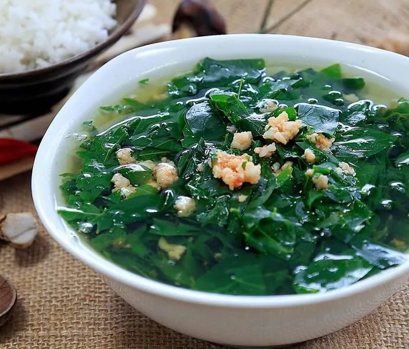 Rau ngót là nguồn dinh dưỡng vàng giúp lợi sữa và phục hồi sức khỏe cho mẹ sau sinh