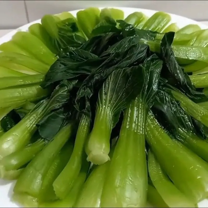 Rau cải chip đen tươi ngon là nguyên liệu chính cho món xào hấp dẫn