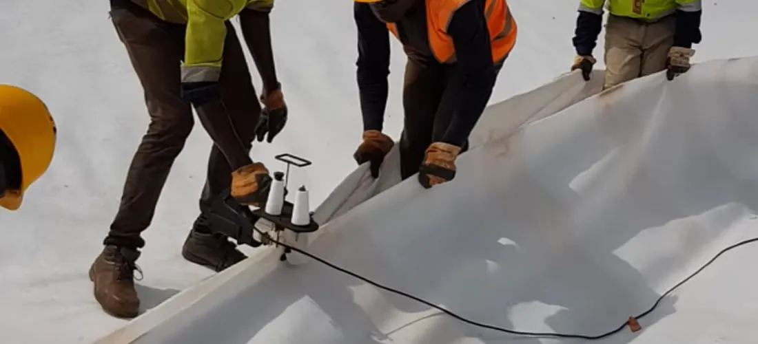 Kỹ thuật khâu nối các tấm Geotextile đóng vai trò quan trọng trong việc đảm bảo tính toàn vẹn của hệ thống lót ao
