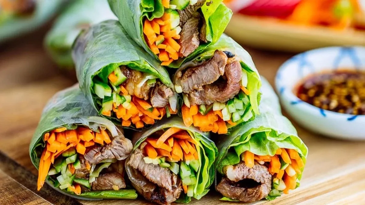 Sự kết hợp đa dạng các loại rau thủy canh trong món bò nướng cuốn bánh tráng