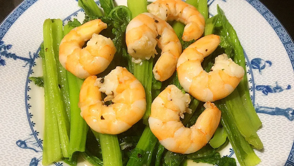 Thành phẩm món cải xanh đậm xào hải sản với màu sắc bắt mắt và hương vị đậm đà